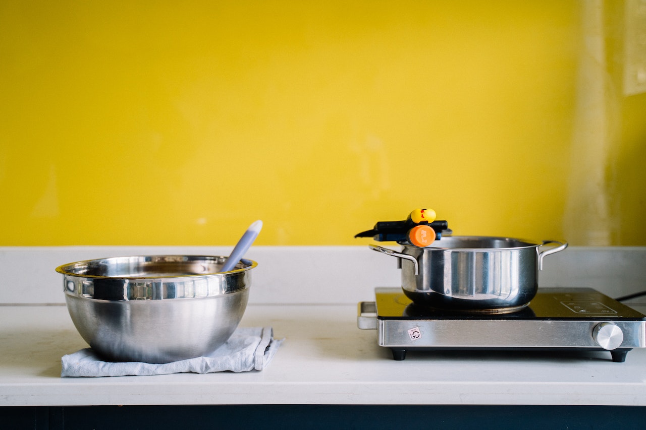 Best Cookware, Pots, And Pans For Airbnb